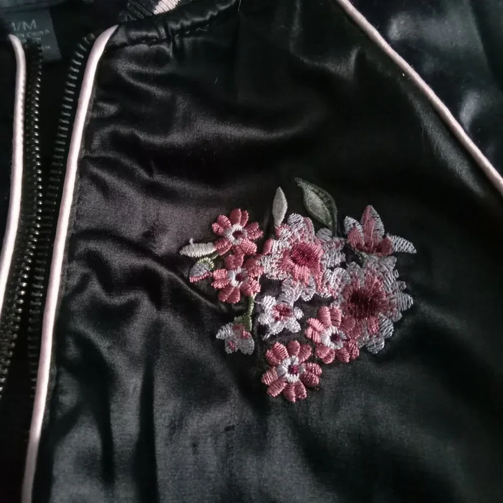 Suzy Shier Black and Pink Bomber Jacket with Embroidered Patch Confort and style - Picture 5 of 11